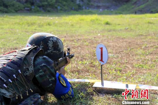 特战队员2公里越野射击 杨垒 摄