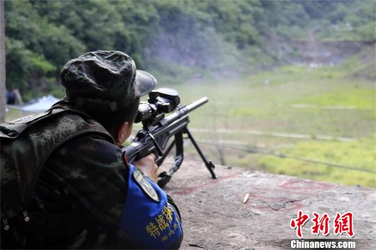 特战队员进行阵地狙击 杨垒 摄