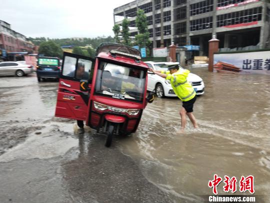 图为强降雨造成遵义市区路段积水，当地交警紧急处置。遵义公安交通管理局供图