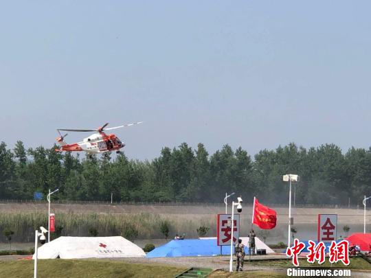 14日，江苏省防汛防旱指挥部在南京举行防汛应急抢险演练。图为金汇通航公司的直升机救援演练。　朱晓颖 摄