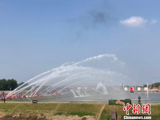 14日，江苏省防汛防旱指挥部在南京举行防汛应急抢险演练。　朱晓颖 摄