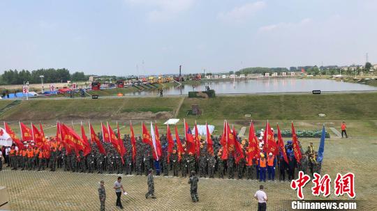 14日，江苏省防汛防旱指挥部在南京举行防汛应急抢险演练。　朱晓颖 摄